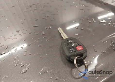 2015 Toyota Highlander Le Plus V6 z USA, uszkodzony, nr VIN 5TDBKRFHXFS214004